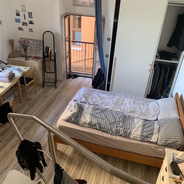 Img_4833 Schlafzimmer mit Bett, Schreibtisch, Schrank und Balkon