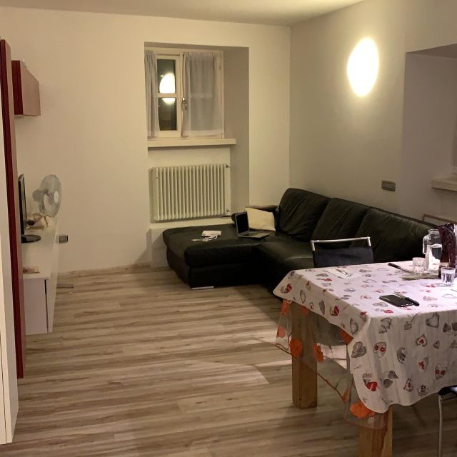 3f0232c5-d65c-473b-adf7-b0f990ebdda9 Wohnzimmer mit Esstisch