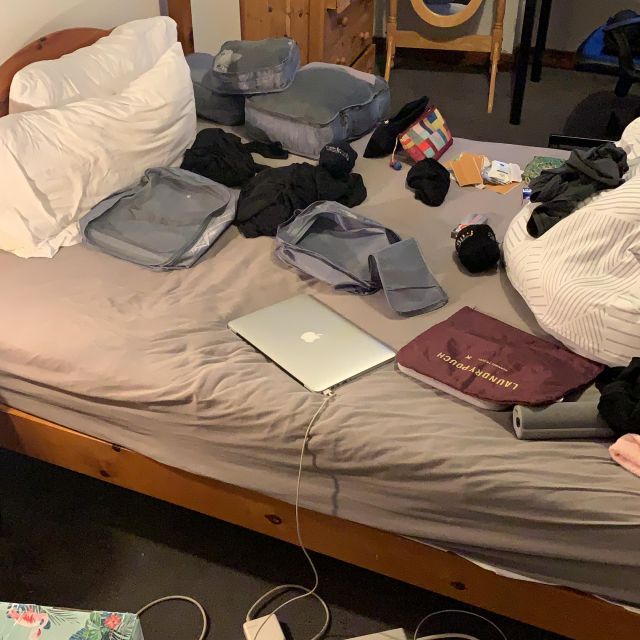Bfb454e0-1a84-4b32-af8a-9d0d363b0a8b Unordentliches Schlafzimmer mit Bett