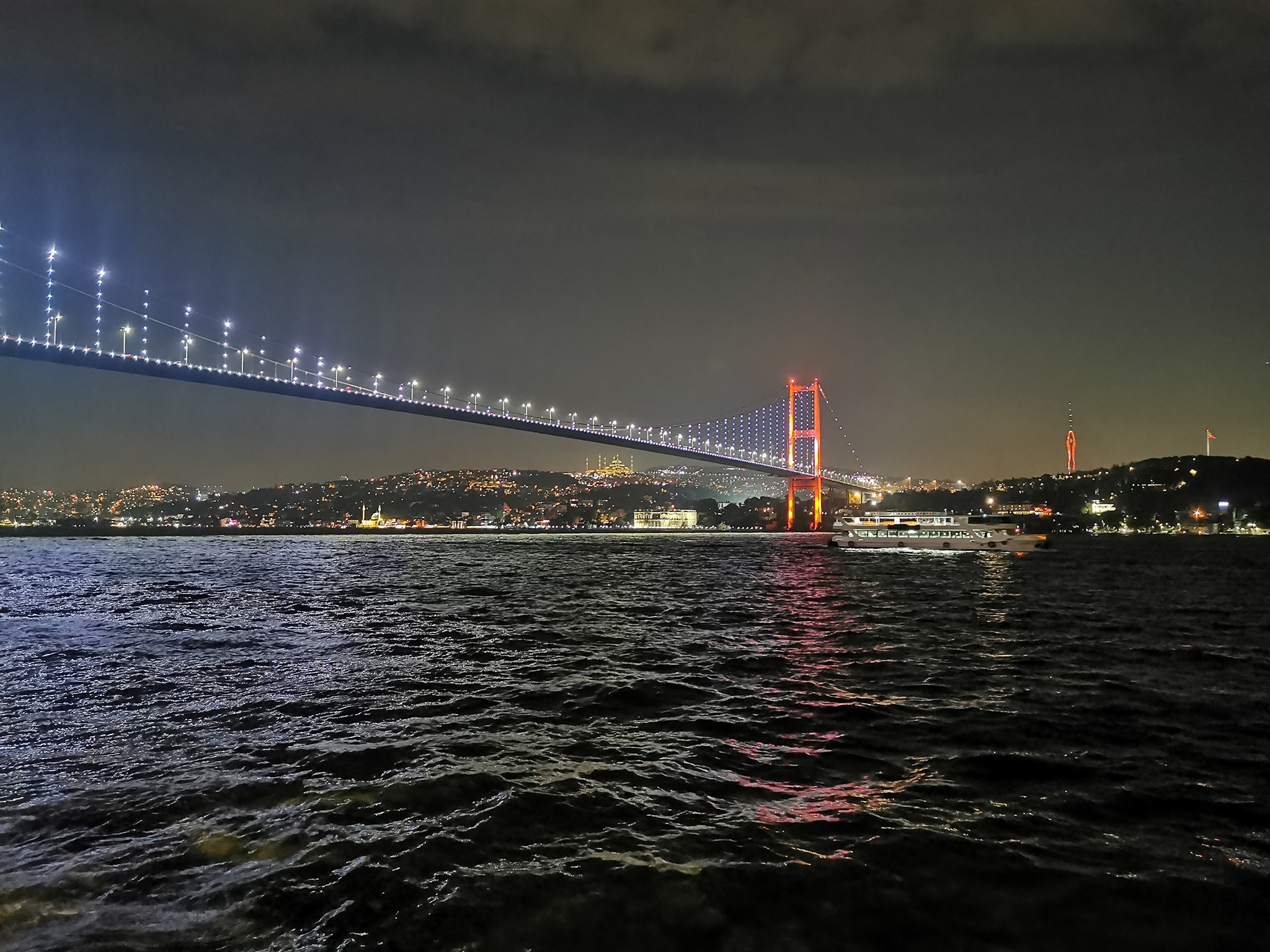 Die erleuchtete Bosporus-Brücke.