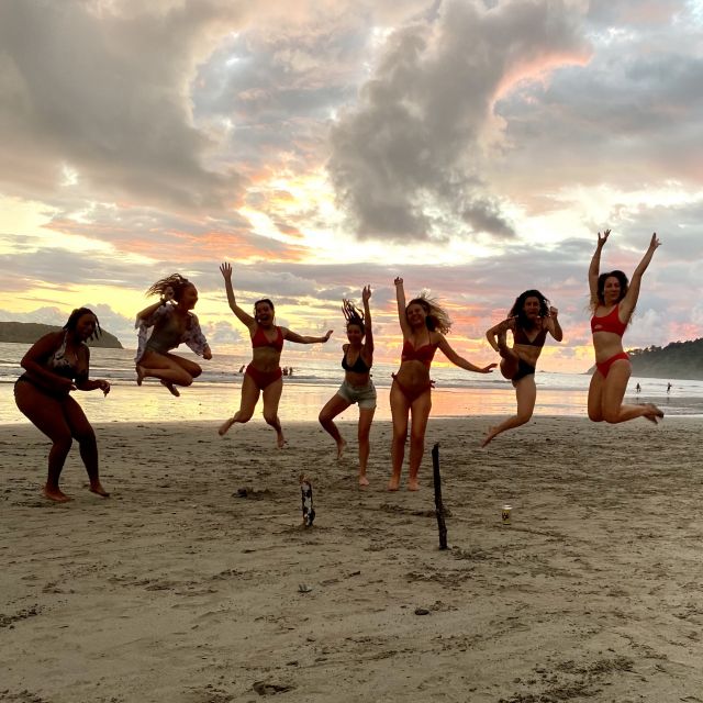 7 Mädels springen am Strand in die Luft