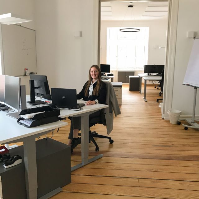 E04375fb-ee07-4bd6-8ee4-cca619594f55 Ich beim Arbeiten im Büro am Schreibtisch