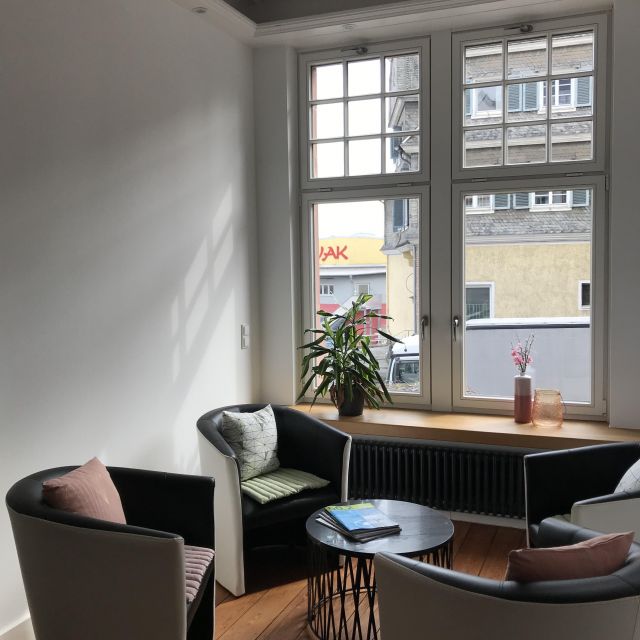 0f0f1839-791e-4ea2-beea-a8284dcce3da Sitzecke mit Fenster