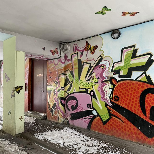 Haustür mit bunten Graffities