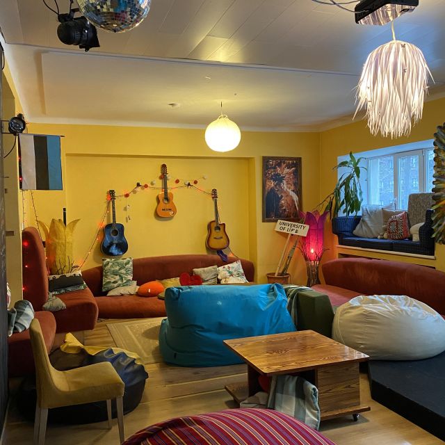 C44fbffc-2de1-4a9b-ac3c-521783beadf8 Wohnzimmer mit vielen Sitzmöglichkeiten