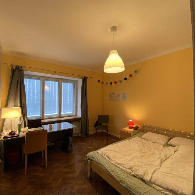 2cbb5baf-e065-4e80-9857-e2b95477cc84 Zimmer mit Bett und Schreibtisch