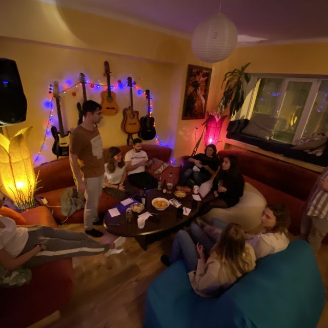 Lounge mit Personen und Essen