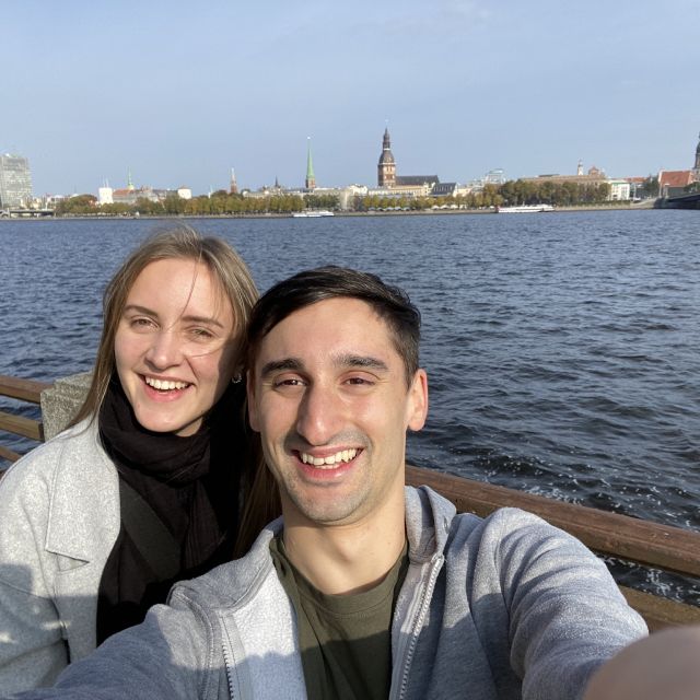 Simone und ich am Fluss in Riga