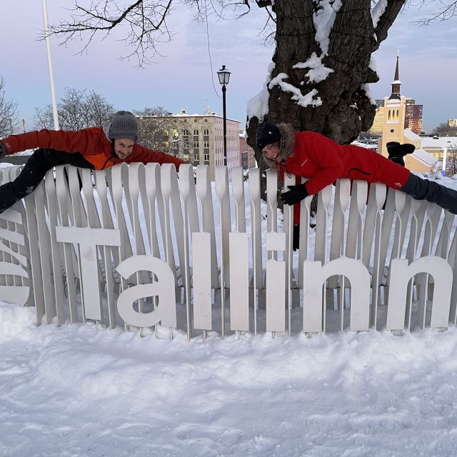 Daniel und ich auf dem Tallinn Zeichen