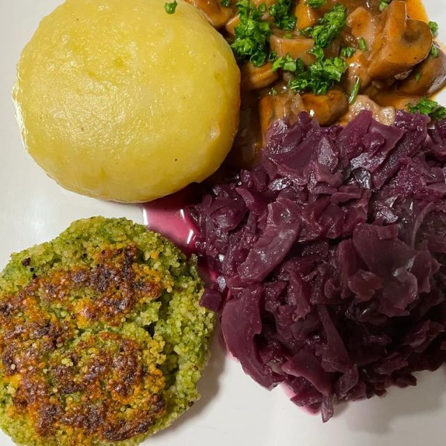 2842940f-aa1b-4ea6-acc4-4cf22e01105c Teller mit Kloß, Blaukraut, und vegetarischem Bratling