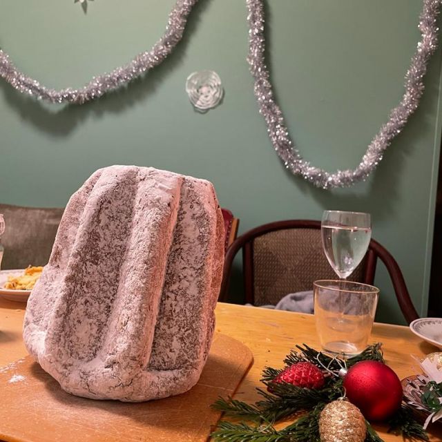 407f59d8-5dfc-4f4d-b734-aca51458548c Kuchen mit Dekoration auf einem Tisch