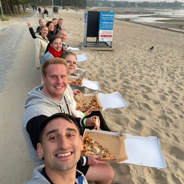 Ich mit meinen Freunden am Strand mit Pizza