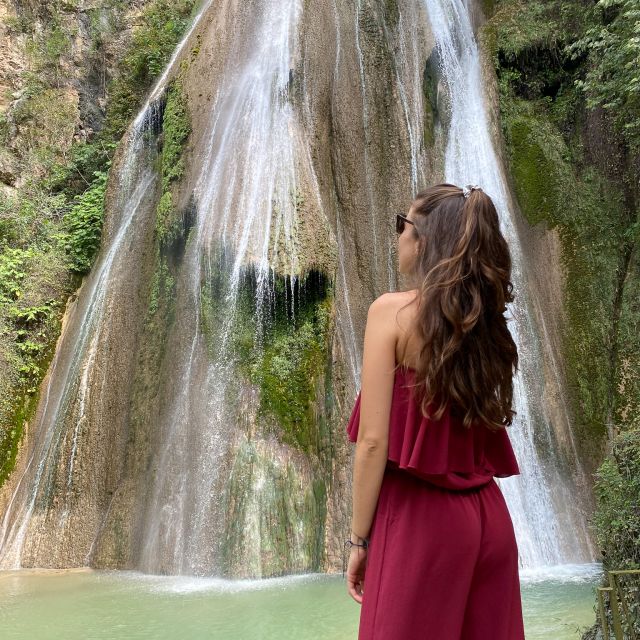 Franziska im Vordergrund, Wasserfall im Hintergrund