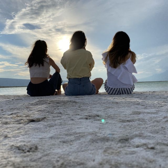 Franziska, Diana und Adriana am Strand beim Sonnenuntergang.