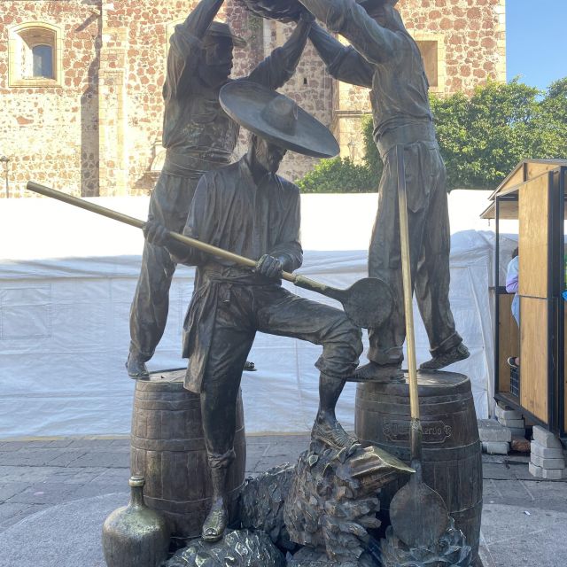 Eine Statue in Tequila, die die Arbeiter bei der Ernte der Agaven zeigt.