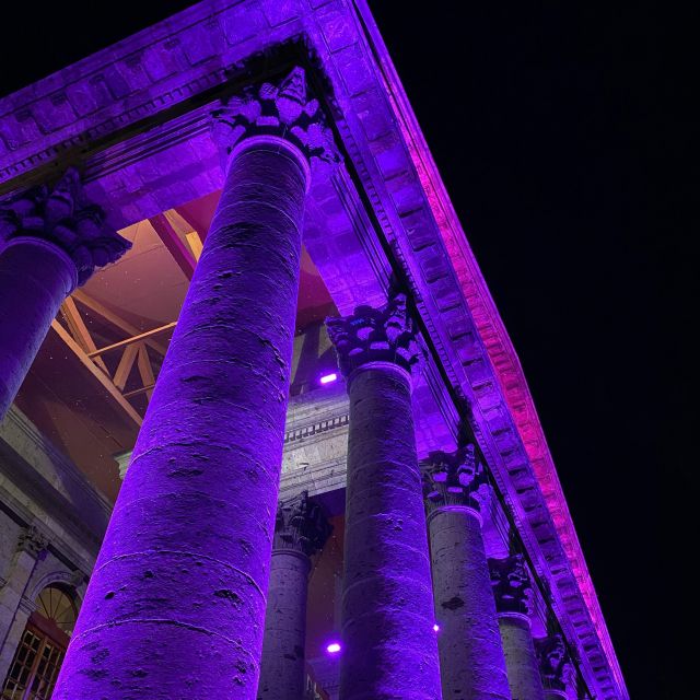 Säulen, lila beleuchtet