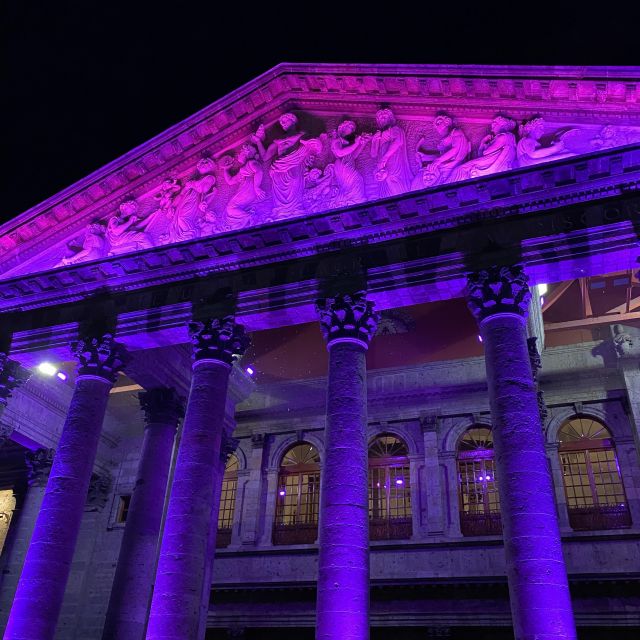 Außenfassade des Theaters, lila beleuchtet