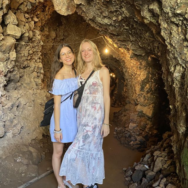Philine und Franziska am Eingang der Höhlen von Amatitán.