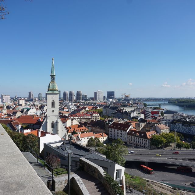 Blick über die Dächer Bratislavas und die Donau.