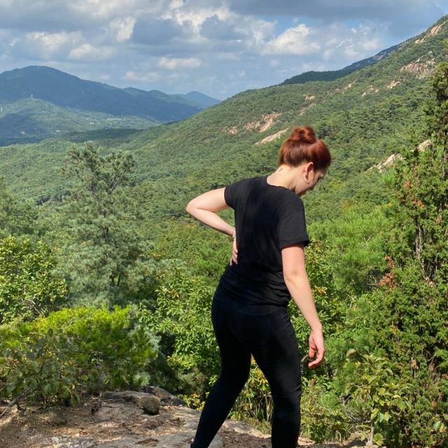 Nina auf dem Berg im Jingwansan Valley in Korea