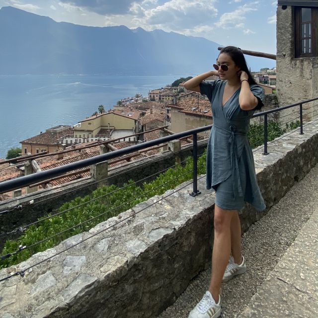 Img_0433 Mädchen in Kleid und Sonnenbrille am Gardasee mit Aussicht auf Häuser und Berge