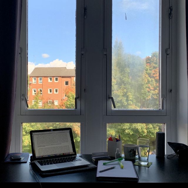 Img_5814 Schreibtisch mit Ausblick und Laptop und Notizbuch