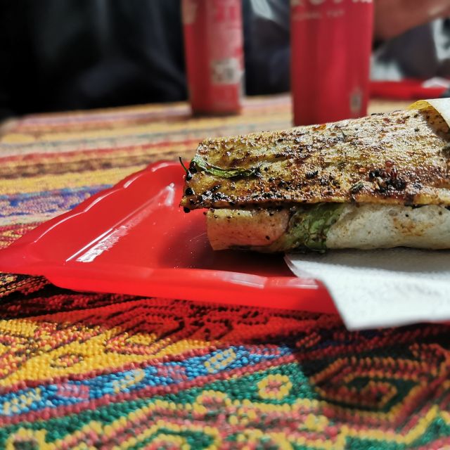 Auf einem Tisch vor dem Lokal von Mario in Karaköy liegt ein leckerer balık dürüm.