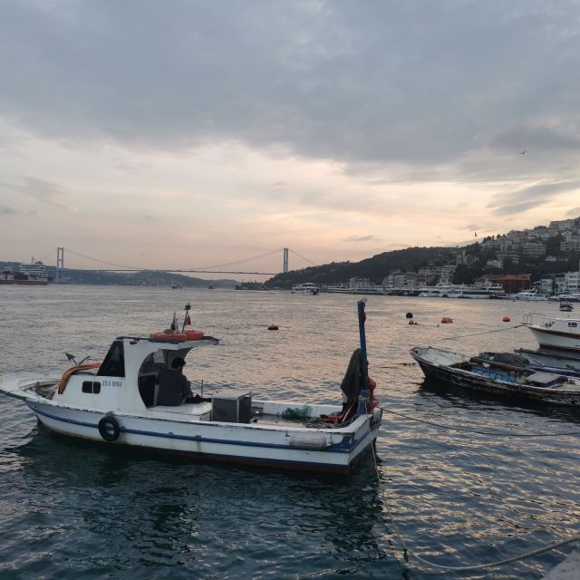 Boote liegen am Hafen von Bosporus. Die Sonne geht gerade unter.