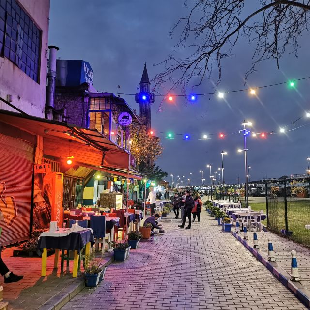 Leuchtende Lichterketten und Fischlokale verleihen Karaköy einen besonderen Flair.