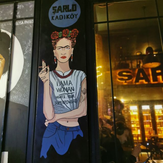 Ein Bild von der Künstlerin Frida Kahlo ist auf der Fassade eines Cafés in Kadıköy zu sehen.