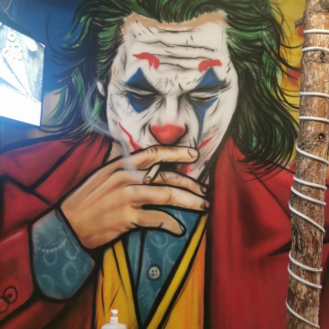 Der Joker ist als Graffiti an einer Fassade in Kadıköy zu sehen.