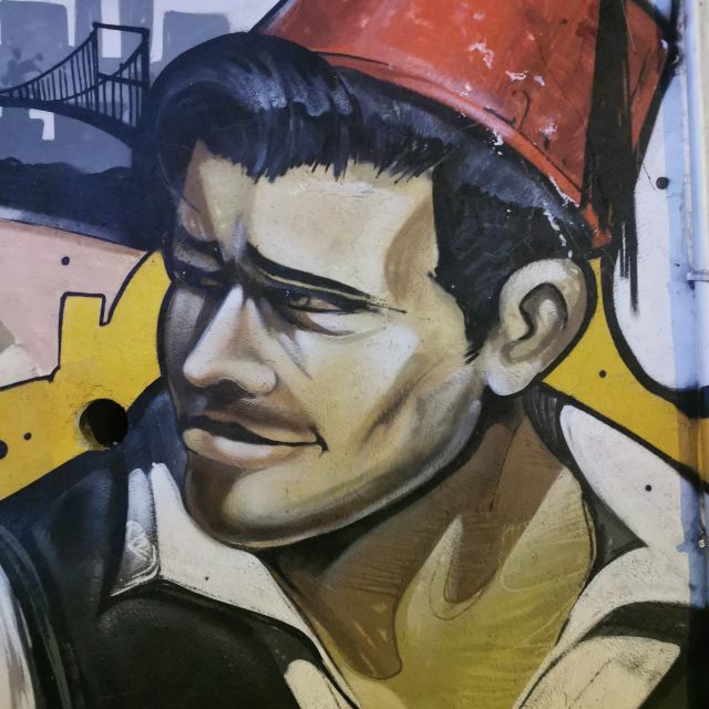 Ein Graffiti in Üsküdar zeigt einen Mann mit traditioneller Kopfbedeckung.