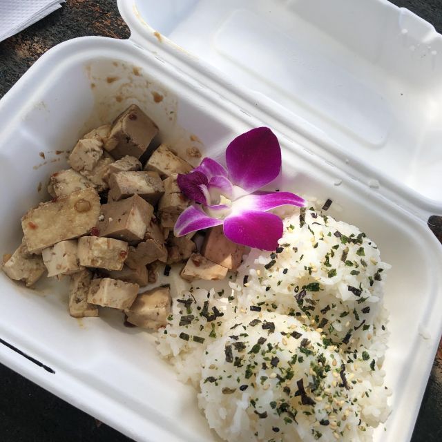 Tofu Poke mit hawaiianischer Blume