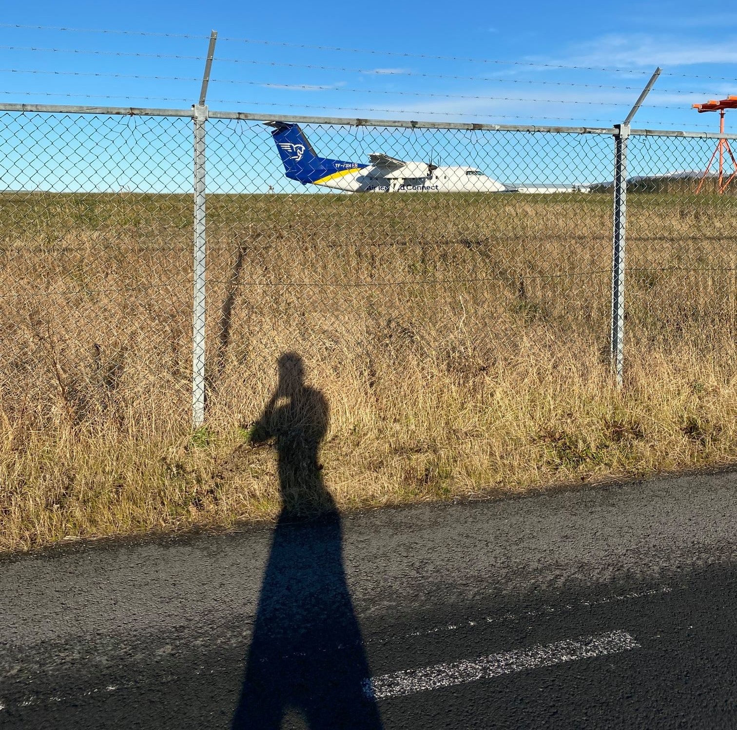 Joggingrunde um den Inlandsflughafen in Reykjavik. Wo der Flug wohl hingeht?…