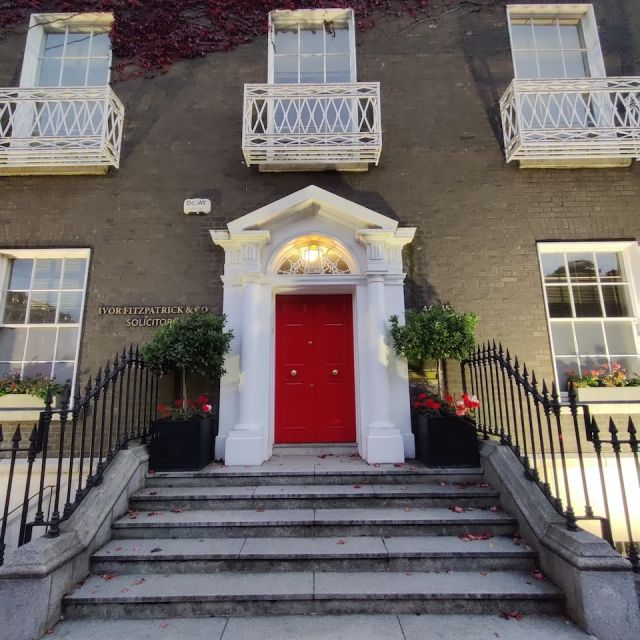 Hausaufgang in Dublin mit roter Tür