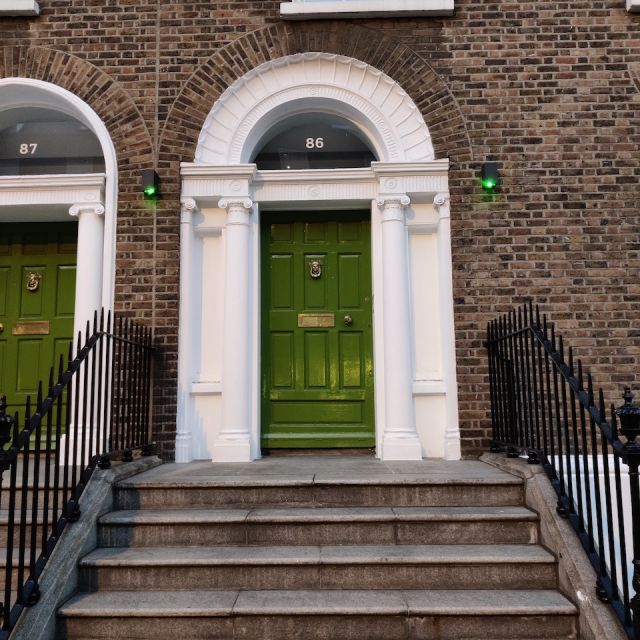 Hausaufgang in Dublin mit grüner Tür