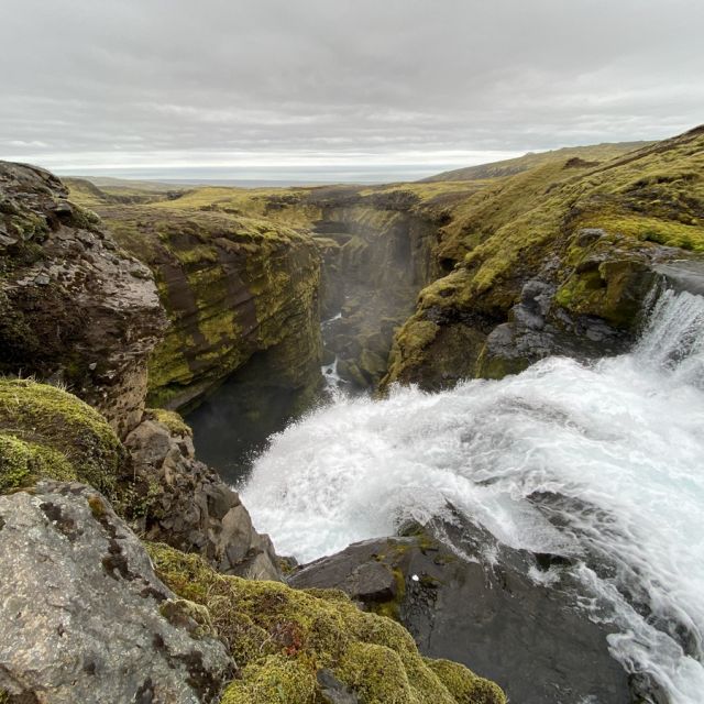 Ein Wasserfall in einem Canyon in Island.
