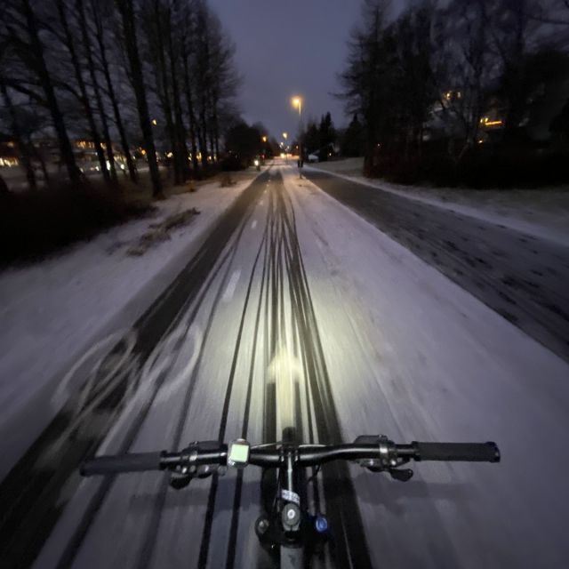 Verschneiter Fahrradweg