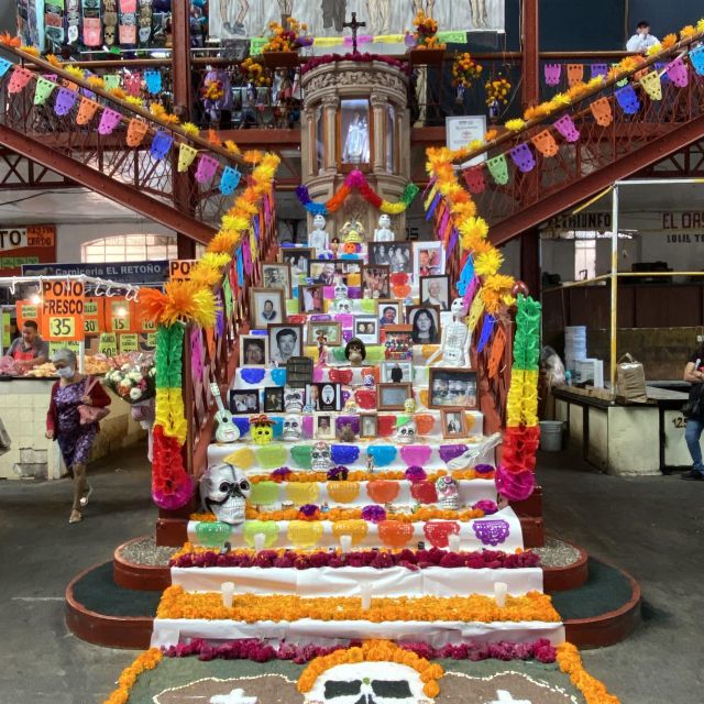 Ein geschmückter Altar mit Bildern und Dekoration zum día de muertos in Guanajuato.