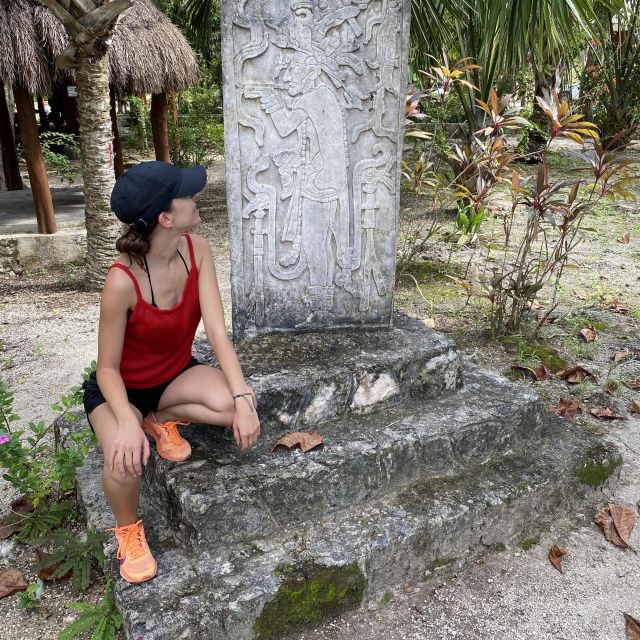 Statue mit indigenen Symbolen am Ausgang der Cenote.
