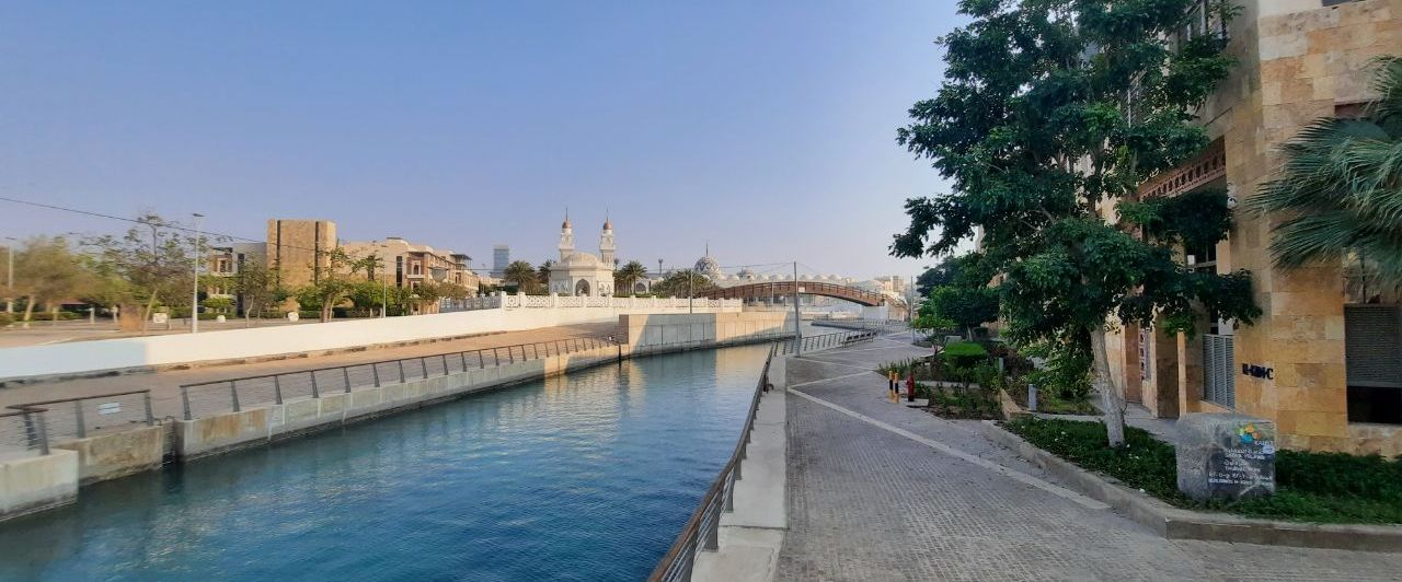 Ein Kanal mit einer Moschee im Hintergrund