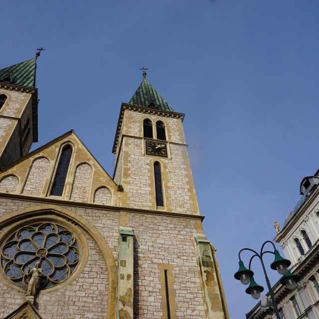 Kathedrale mit zwei Türmen vor blauem Himmel.