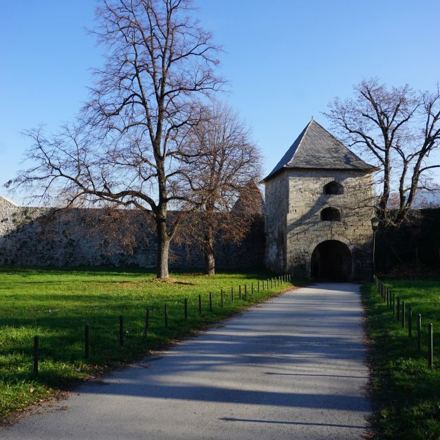 Burgmauern und Eingangstor aus Stein.