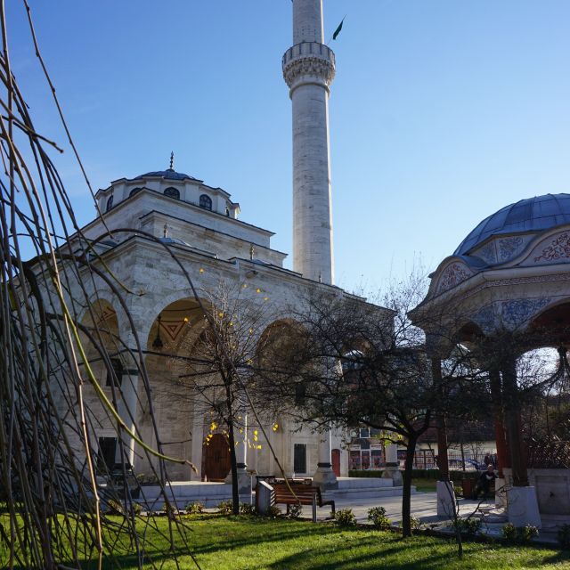 Weiße Moschee mit Minarett.