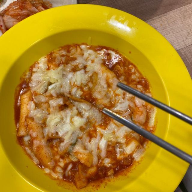 koreanisches Gericht mit Reiskuchen und Käse