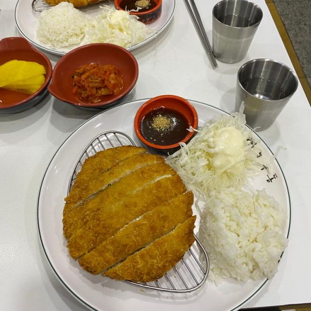 Tonkatsu, ein Gericht aus Schweinefleisch, Krautsalat und Reis