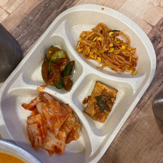 koreanische Beilagen kommen zu jedem Gericht, Kimchi ist fast immer dabei