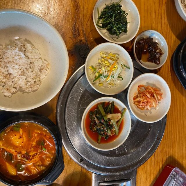 koreanische Beilagen, aus Gurke, Sprossen, Reis und verschiedenem Gemüse