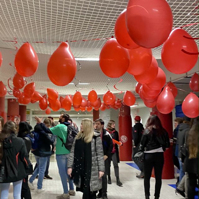 Img_4722 Rote Ballons, viele Menschen