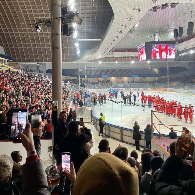 Img_4758 rote siegreiche Eishockeymannschaft bedankt sich beim Publikum für Unterstützung
